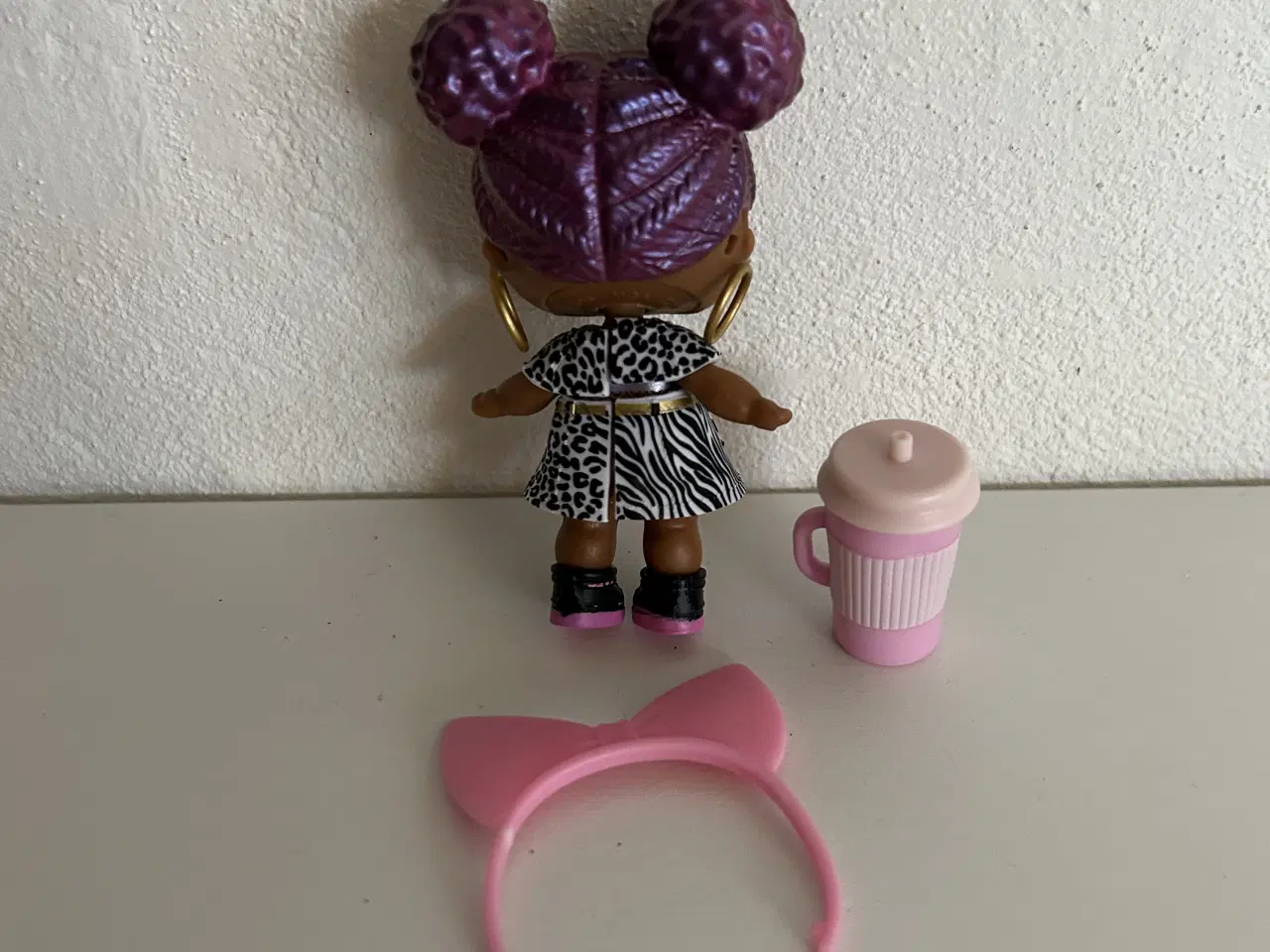 Billede 2 - L.O.L dukke med tilbehør