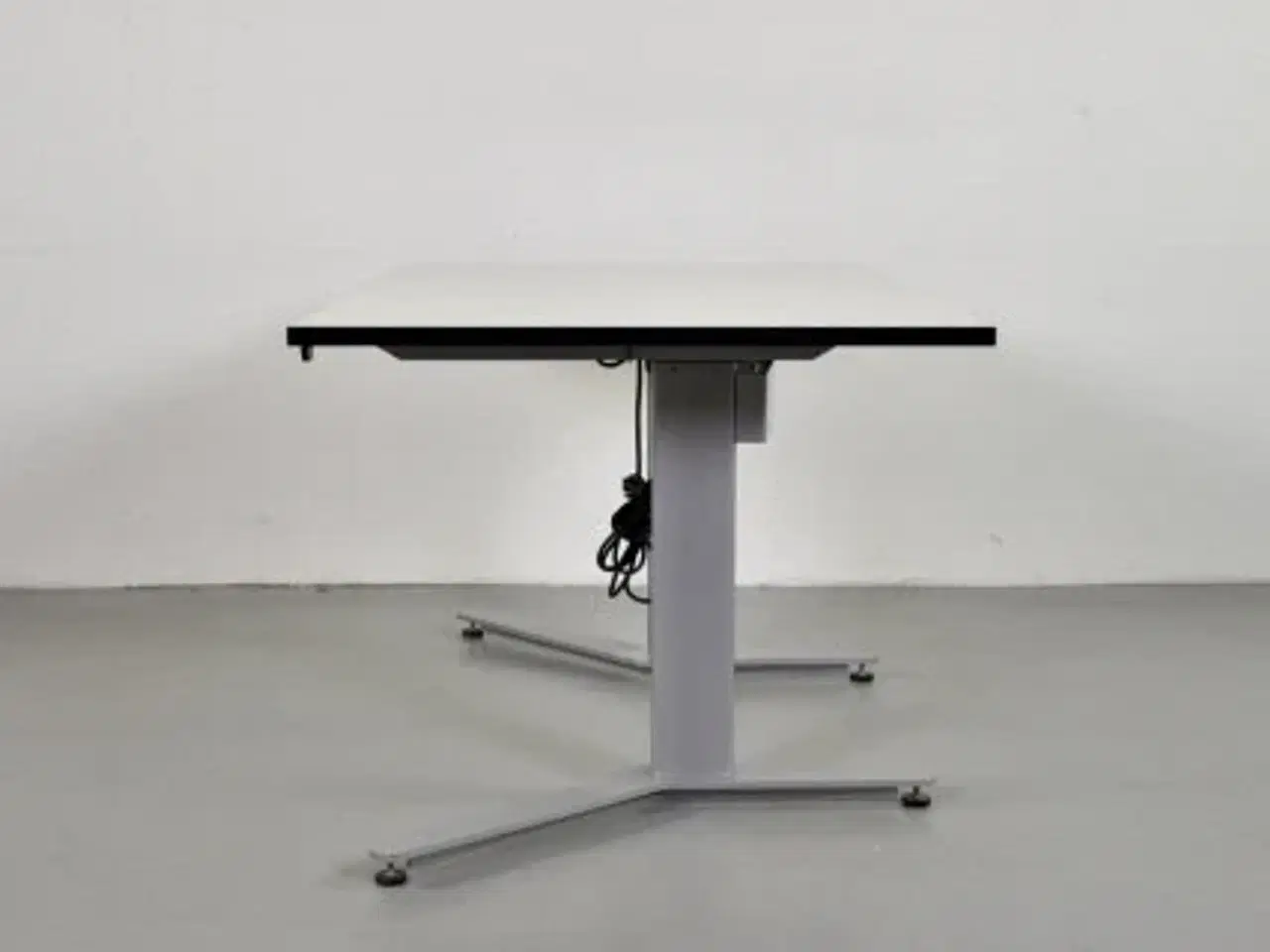 Billede 8 - Hæve-/sænkebord med ny hvid plade på alugrå stel