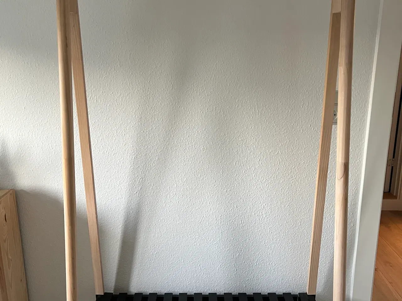 Billede 1 - Tøjstativ med skohylde i træ