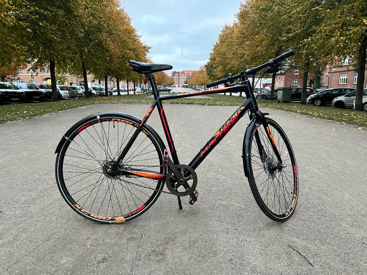 Billede 2 - RockMachine nyserviceret cykel, sort/rød, alu