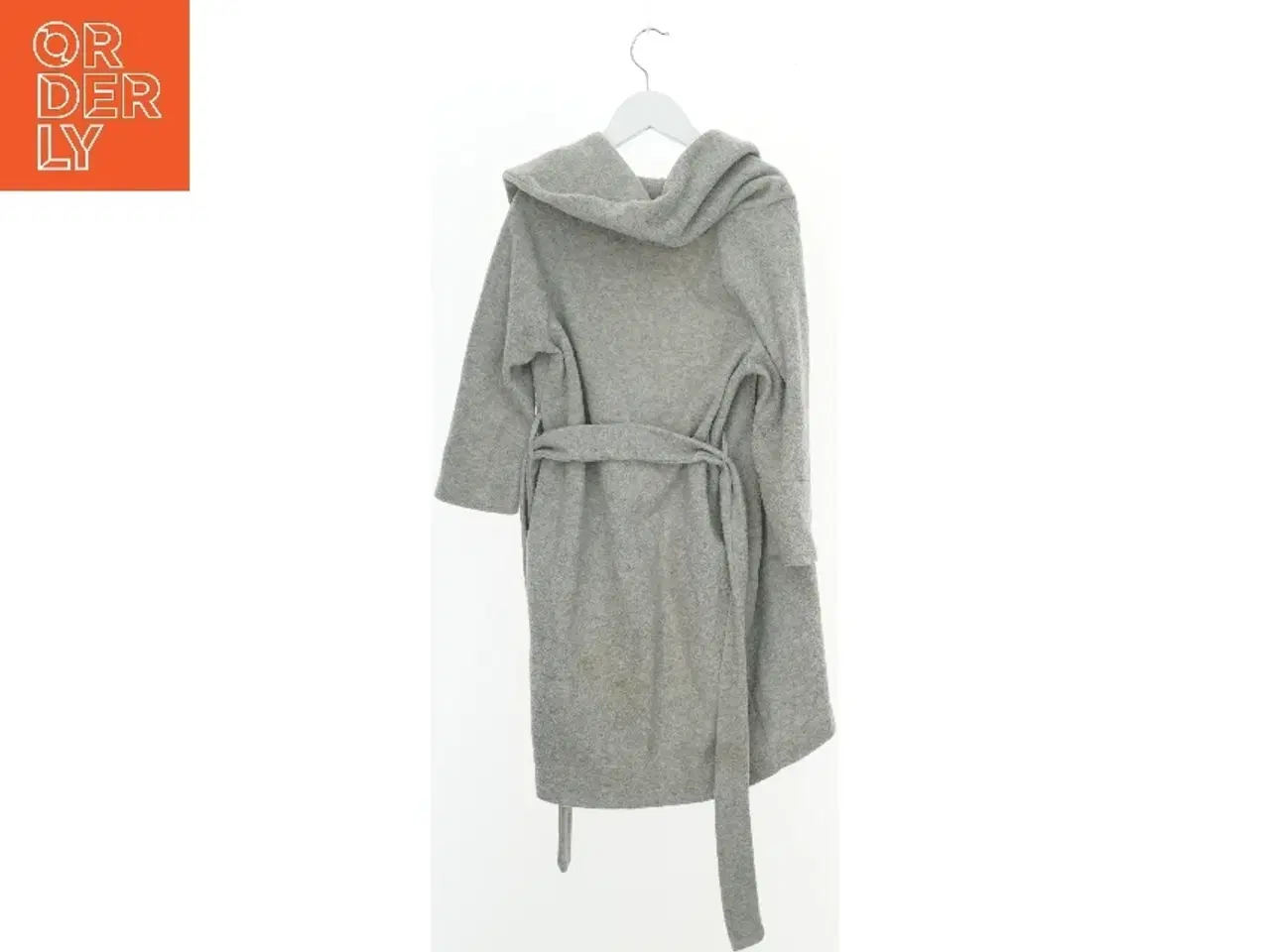 Billede 2 - Grå badekåbe med hætte fra Karmameju (str. 104)