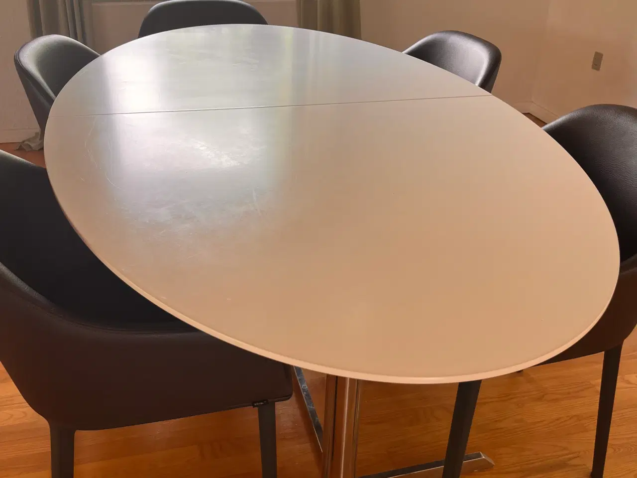 Billede 1 - Spisebord med tilægsplader hvidt med metal stel