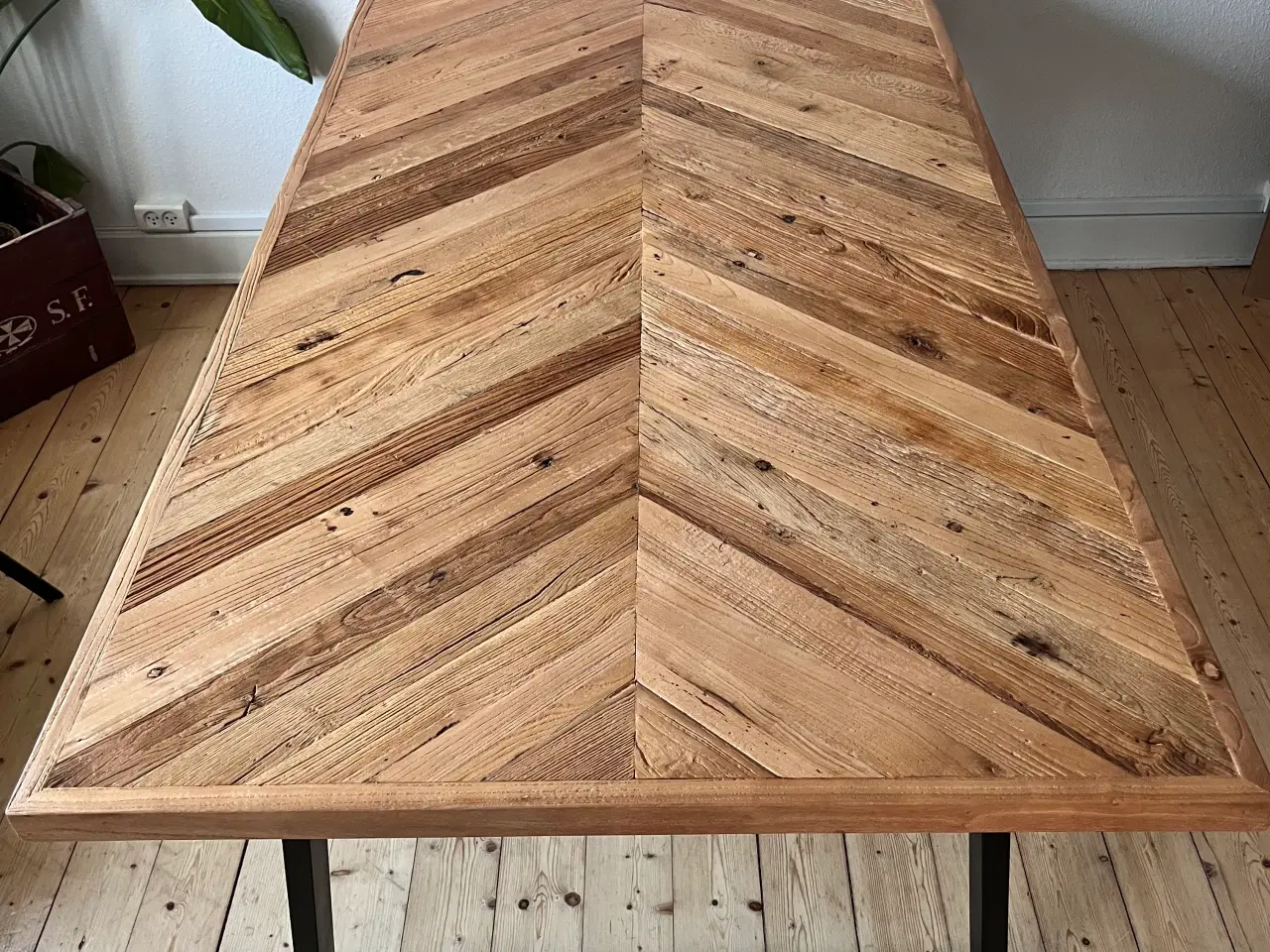 Billede 2 - Spisebord med sildebens mønster 🪵