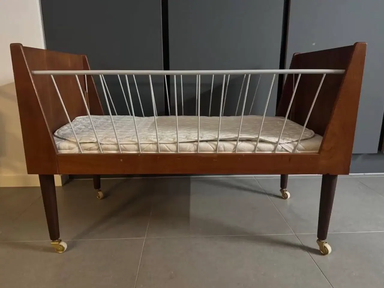 Billede 1 - Tremmeseng i teaktræ 