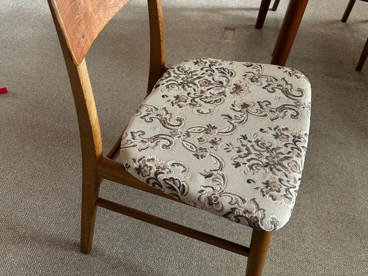 Billede 5 - Teaktræ spisebord med 4 stole