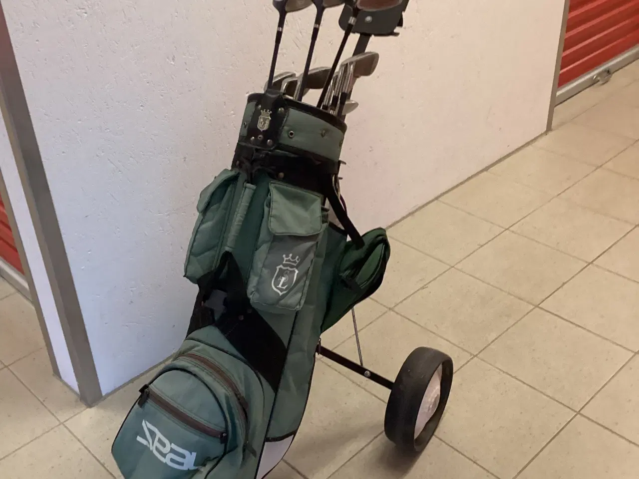 Billede 3 - Golfsæt m. Vogn, Bag køller og jern klar til spil