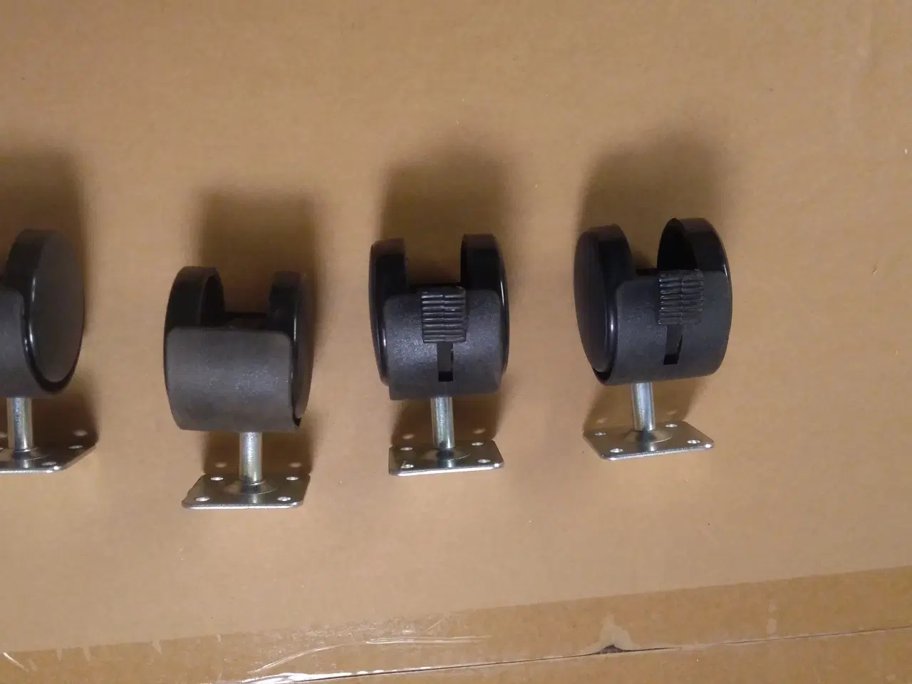 Billede 2 - 40 STK 80 MM MØBELHJUL MED PLADE