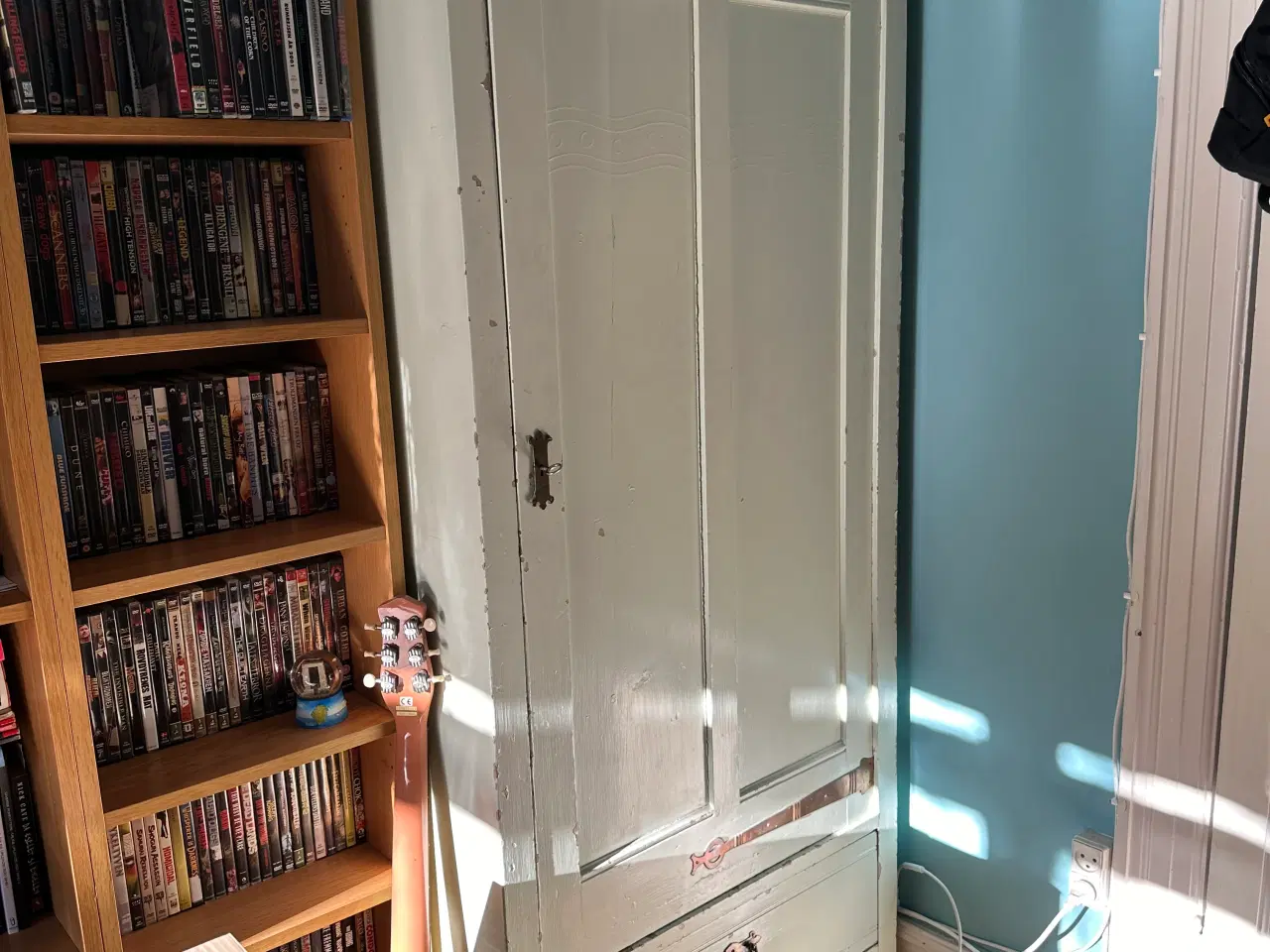 Billede 1 - Klædeskab - hvidt - mange muligheder