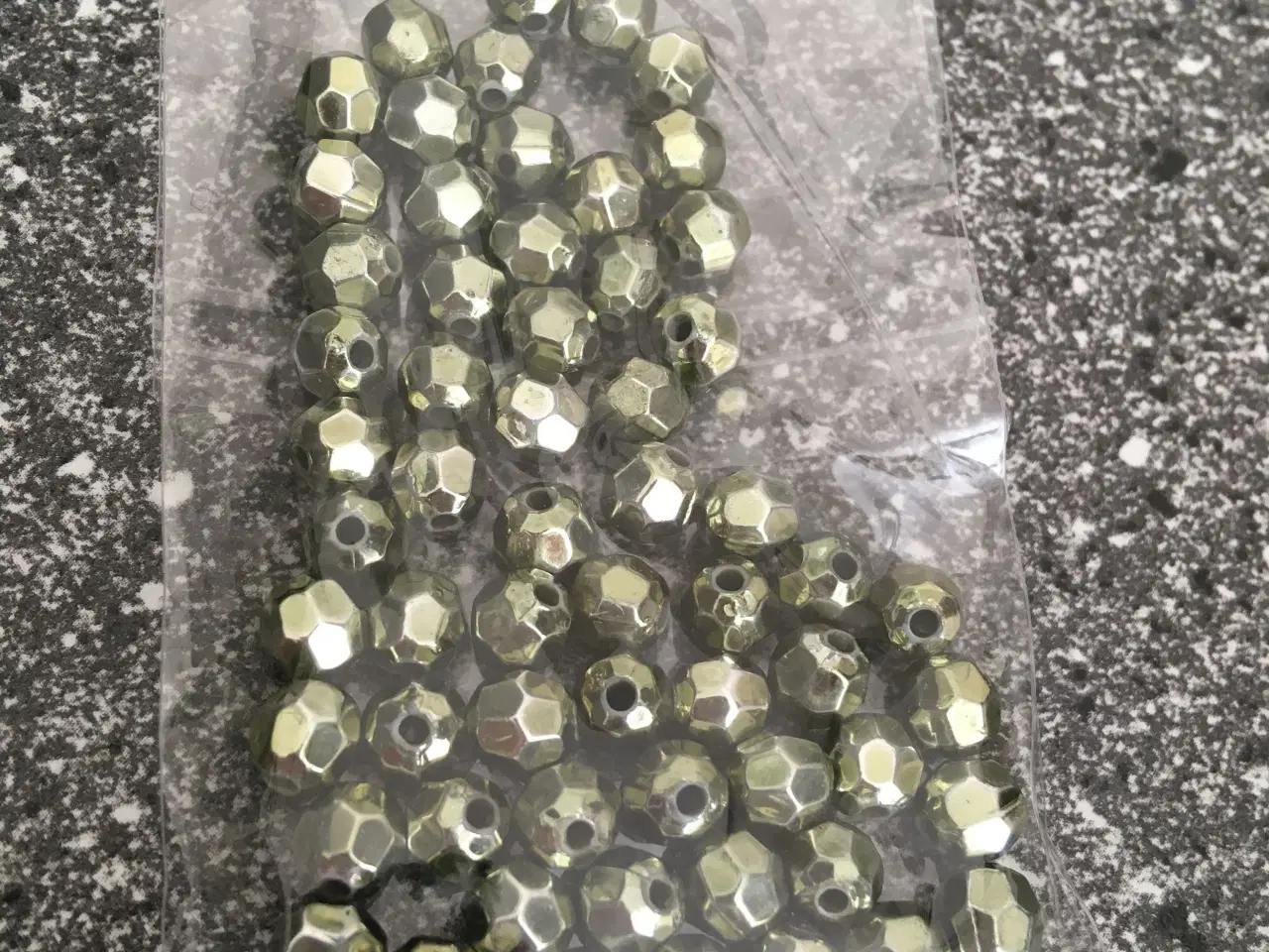 Billede 1 - Grågrønne perler helt nye