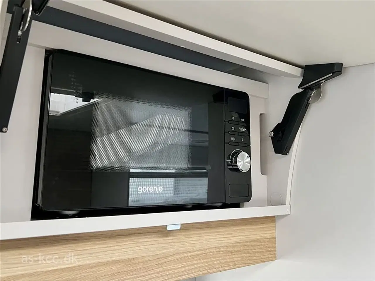 Billede 16 - 2023 - Adria Adora 573 PT   Adria Adora 573 PT årg 2023, 7 sovepladser, 5 siddepladser. Dobbeltseng og rundsiddegruppe samt 3 køjer, mikroovn