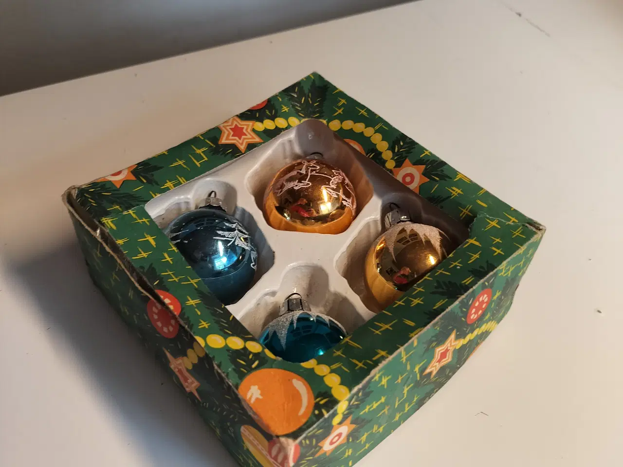 Billede 1 - Gamle julekugler i plastik og med pynt