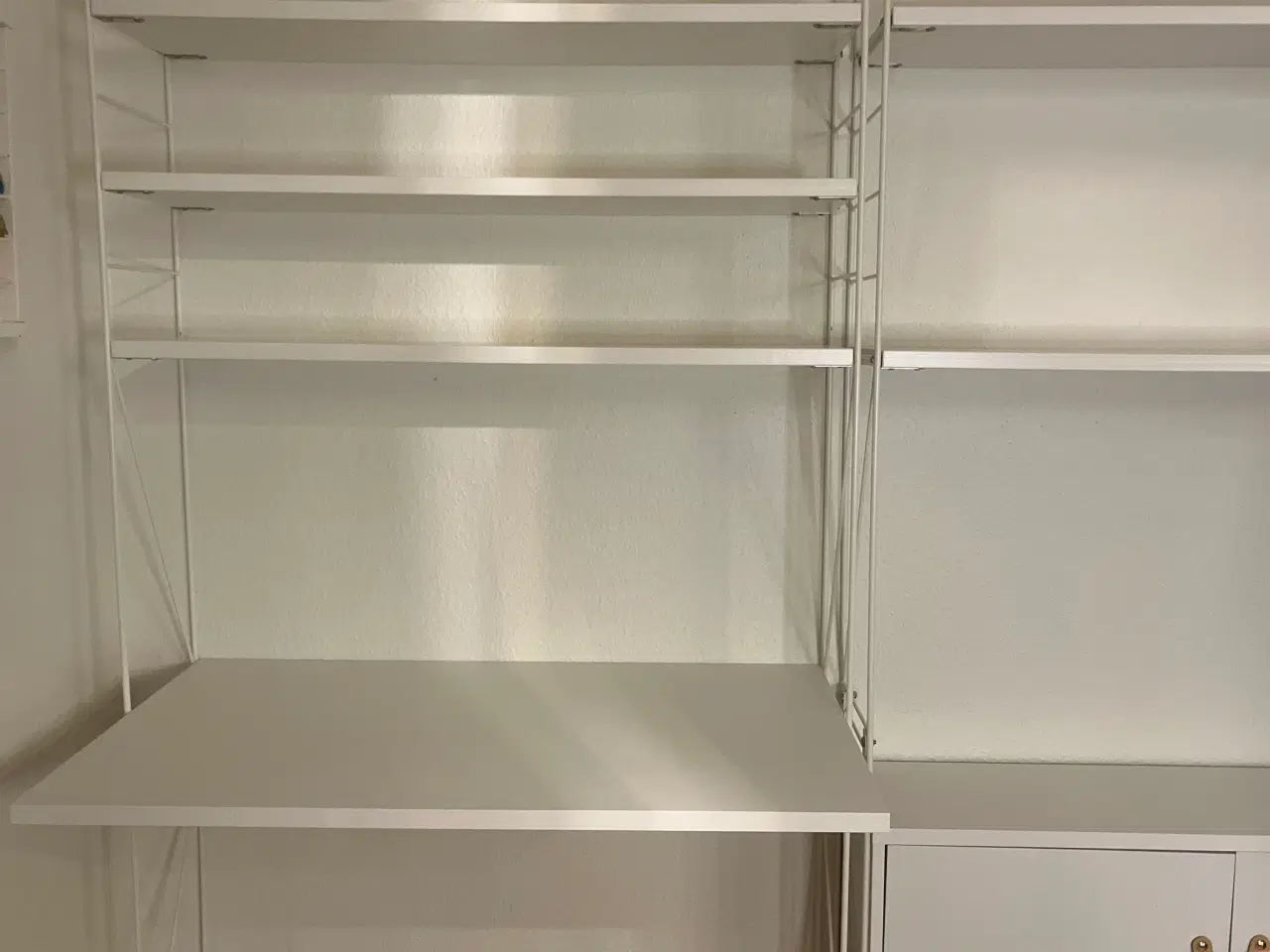 Billede 2 - Vægreol med skrivebord 2 stk reoler