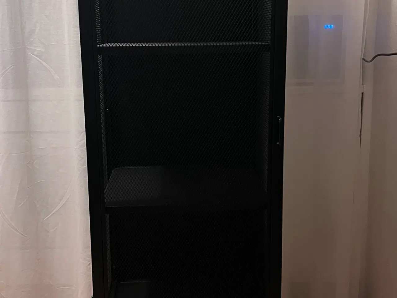 Billede 1 - Sort metal vitrineskab fra Hübsch