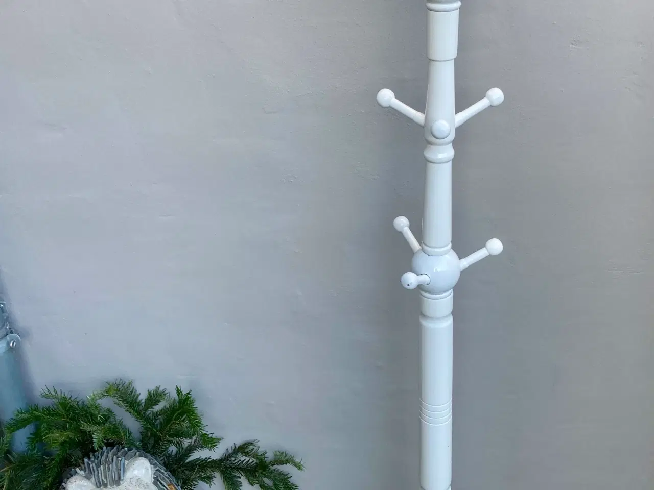 Billede 1 - Flot hvid stumptjener i træ. Stabil og praktisk