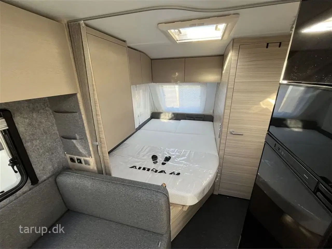 Billede 11 - 2026 - Adria Altea 402 PH   Dobbeltseng, el-gulvvarme, stort køleskab, 3 gasblus, side-siddegruppe, stabilisator, serviceklap, glasfibersider