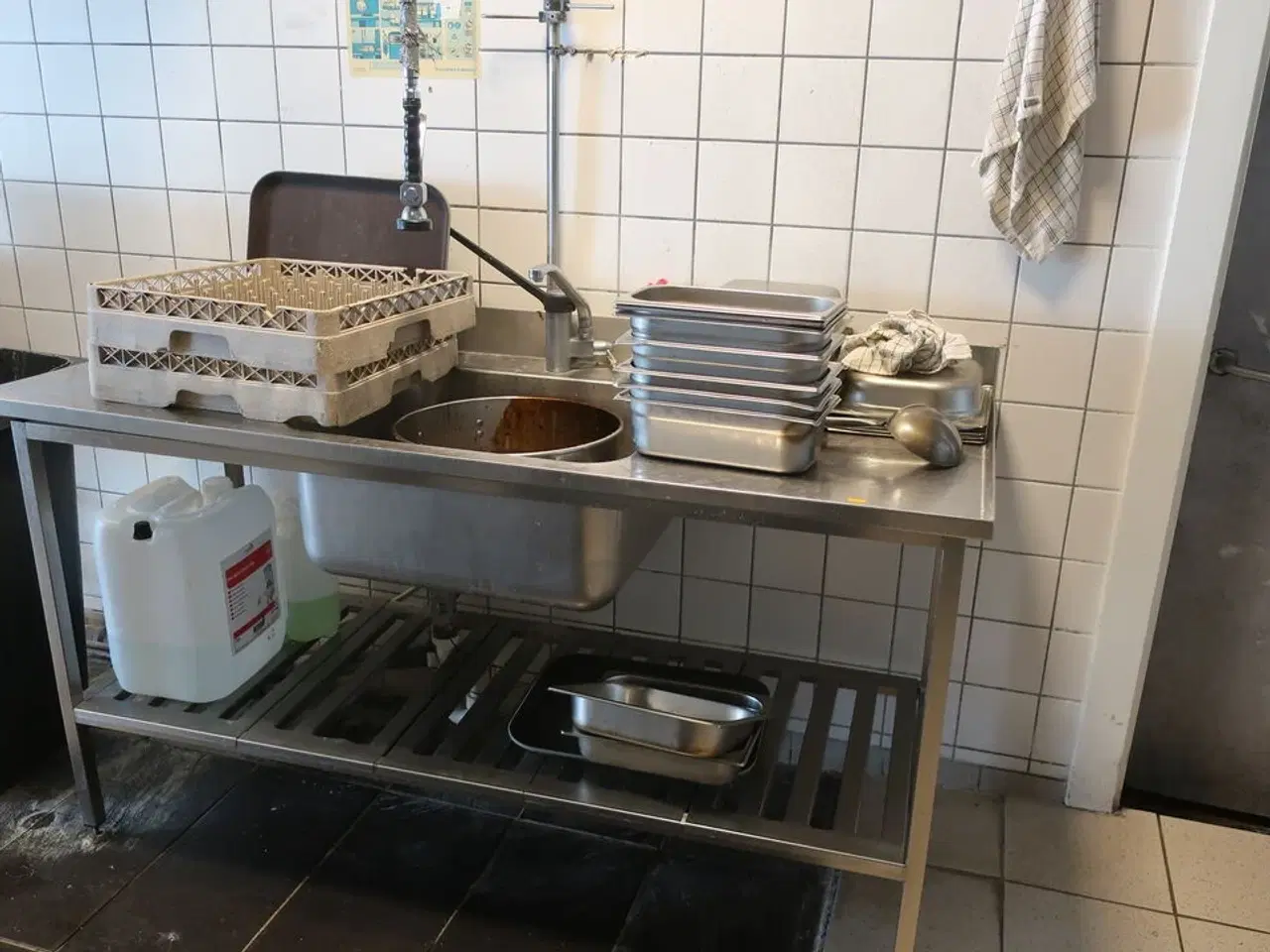 Billede 1 - Vaskebord med armatur