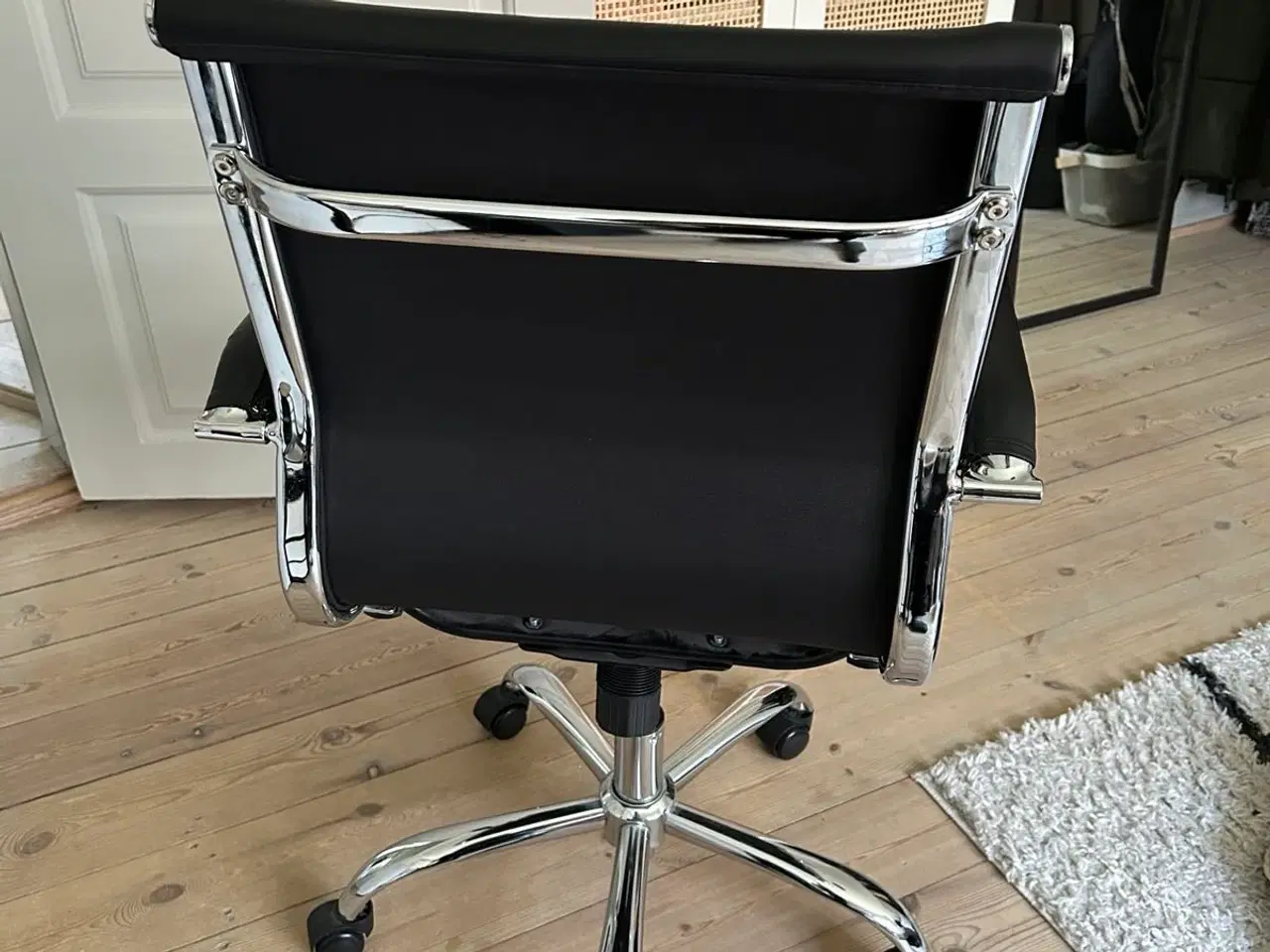 Billede 2 - Moderne kontorstol i sort med krom detaljer