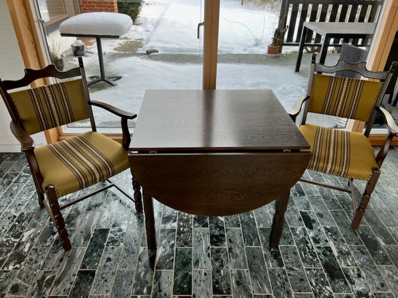 Billede 1 - Flot mørkt spisebord med 2 klapper