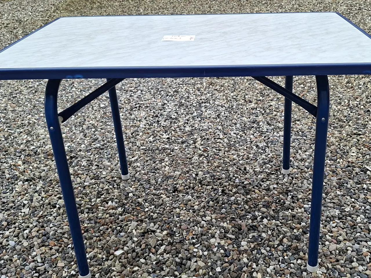 Billede 1 - Et Campingbord som står og er solid. 