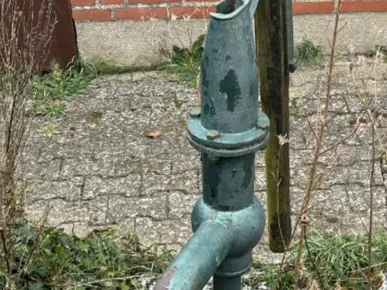 Billede 1 - Gammeldags håndpumpe i støbejern til brønd / havep