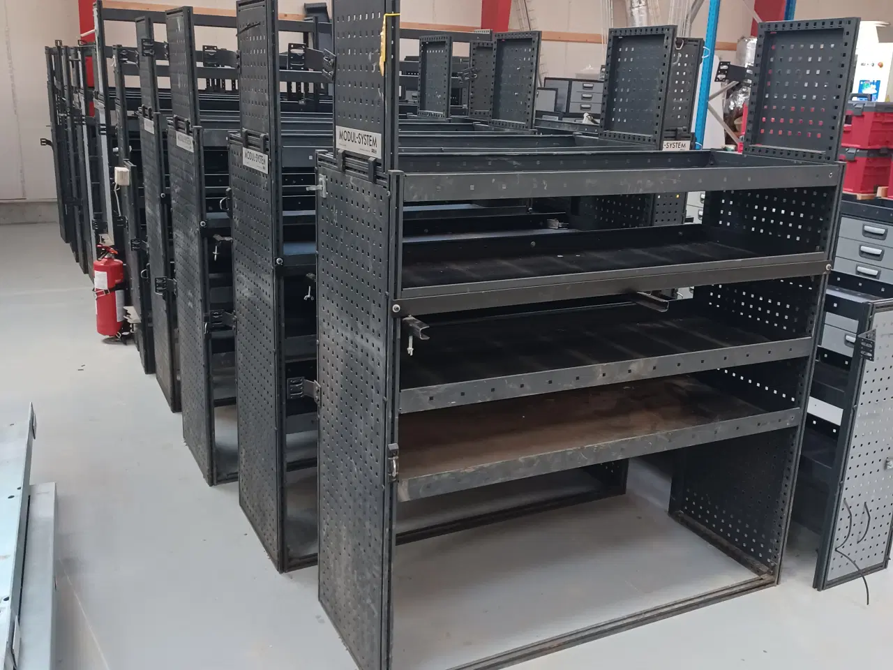 Billede 15 - varebil reoler på lageret