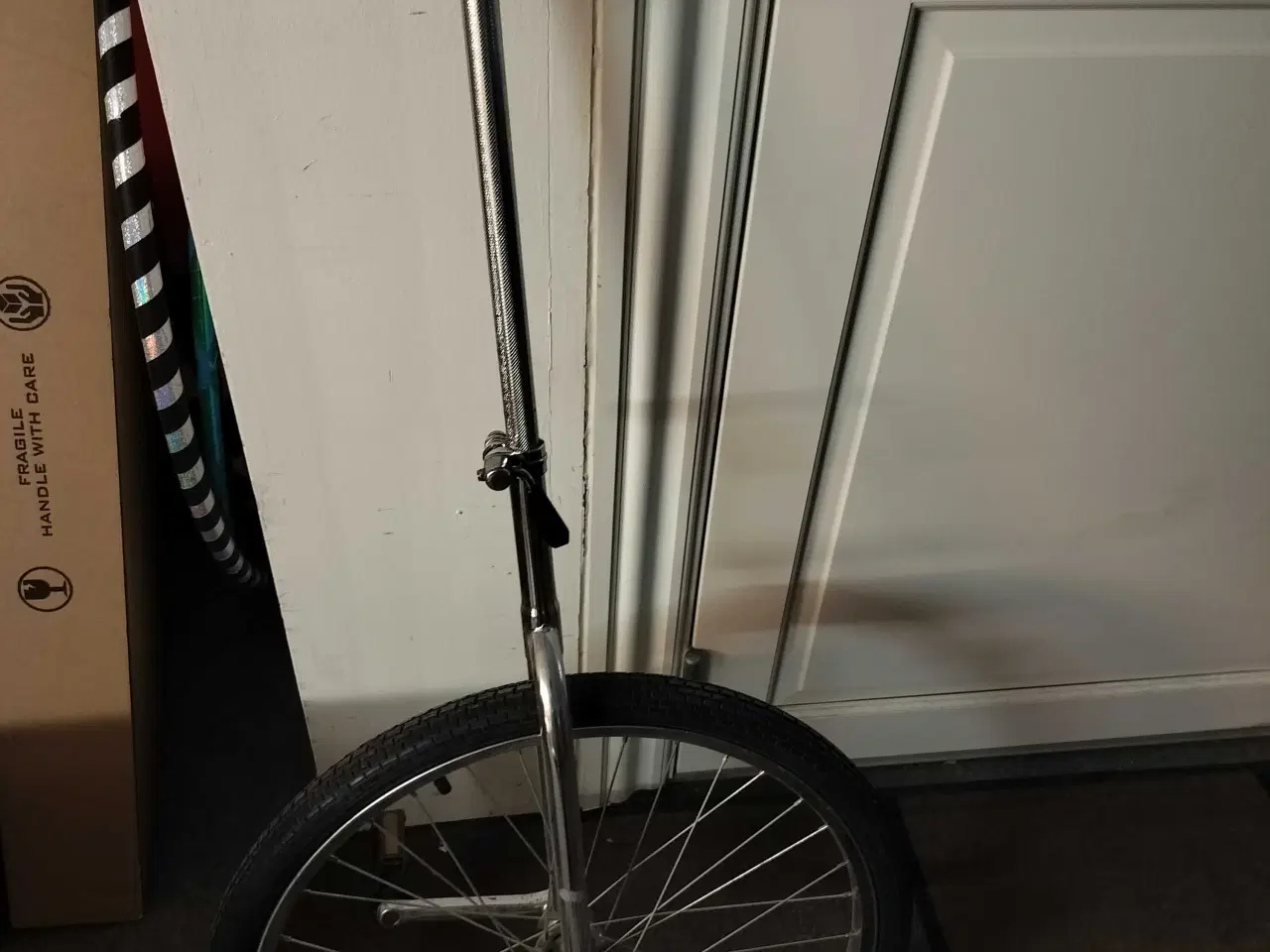 Billede 1 - Et hjulet cykel med lang sadel stang 