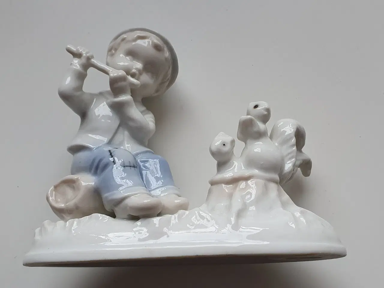 Billede 1 - Porcelænsfigur - Dreng spiller fløjte foran egern