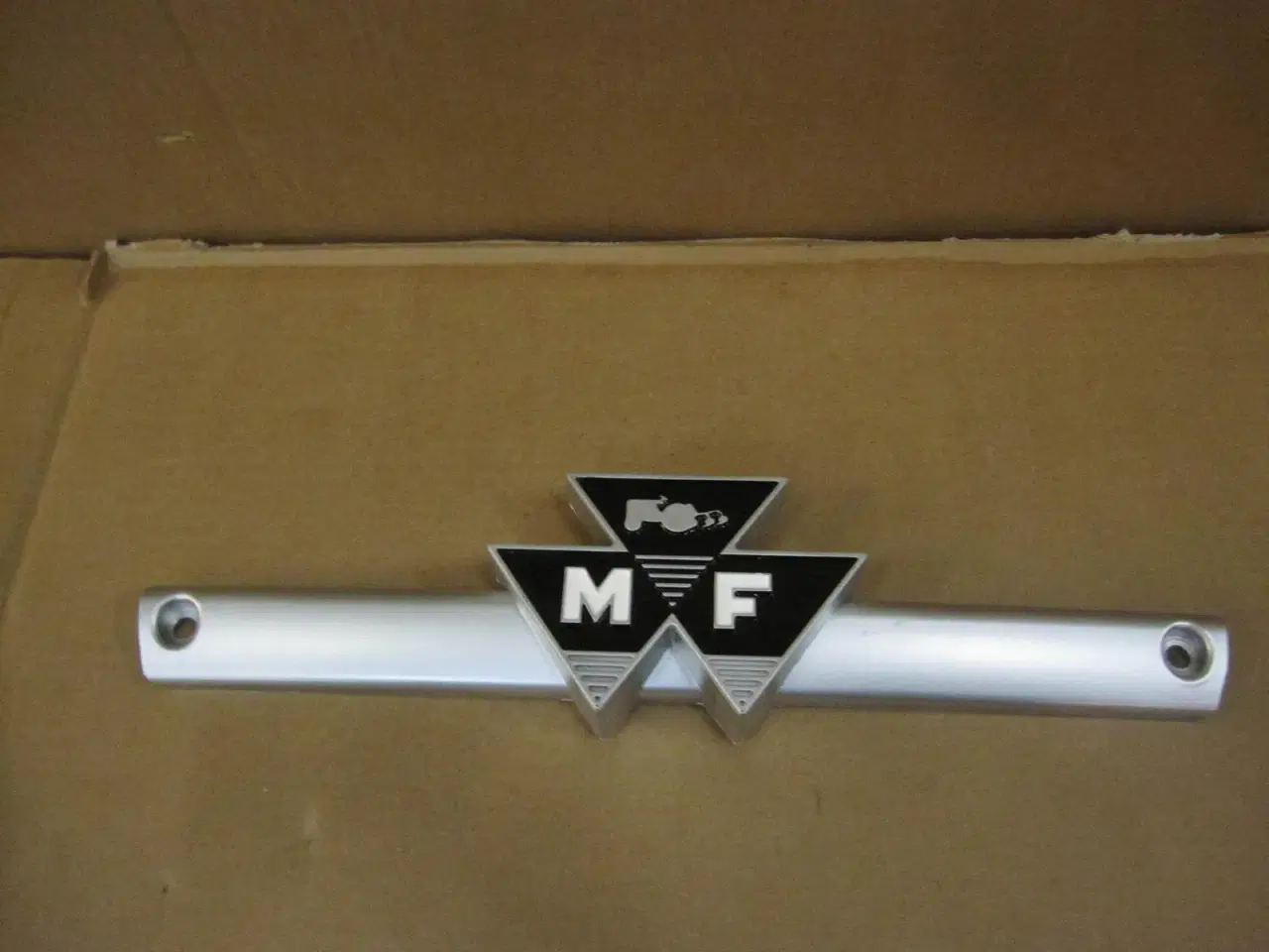 Billede 1 - Massey Ferguson 135 front emblem