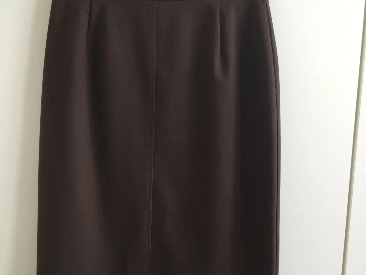 Billede 1 - Elegant nederdel med kort slids, størrelse 36