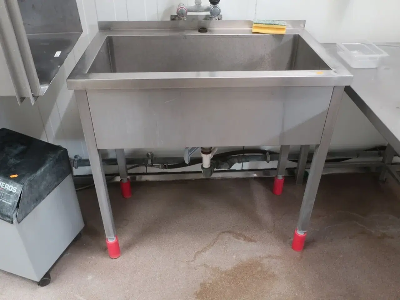Billede 2 - Arbejdsstation m. vask og bord. Hhv. 60x100x96 & 60x150x88cm
