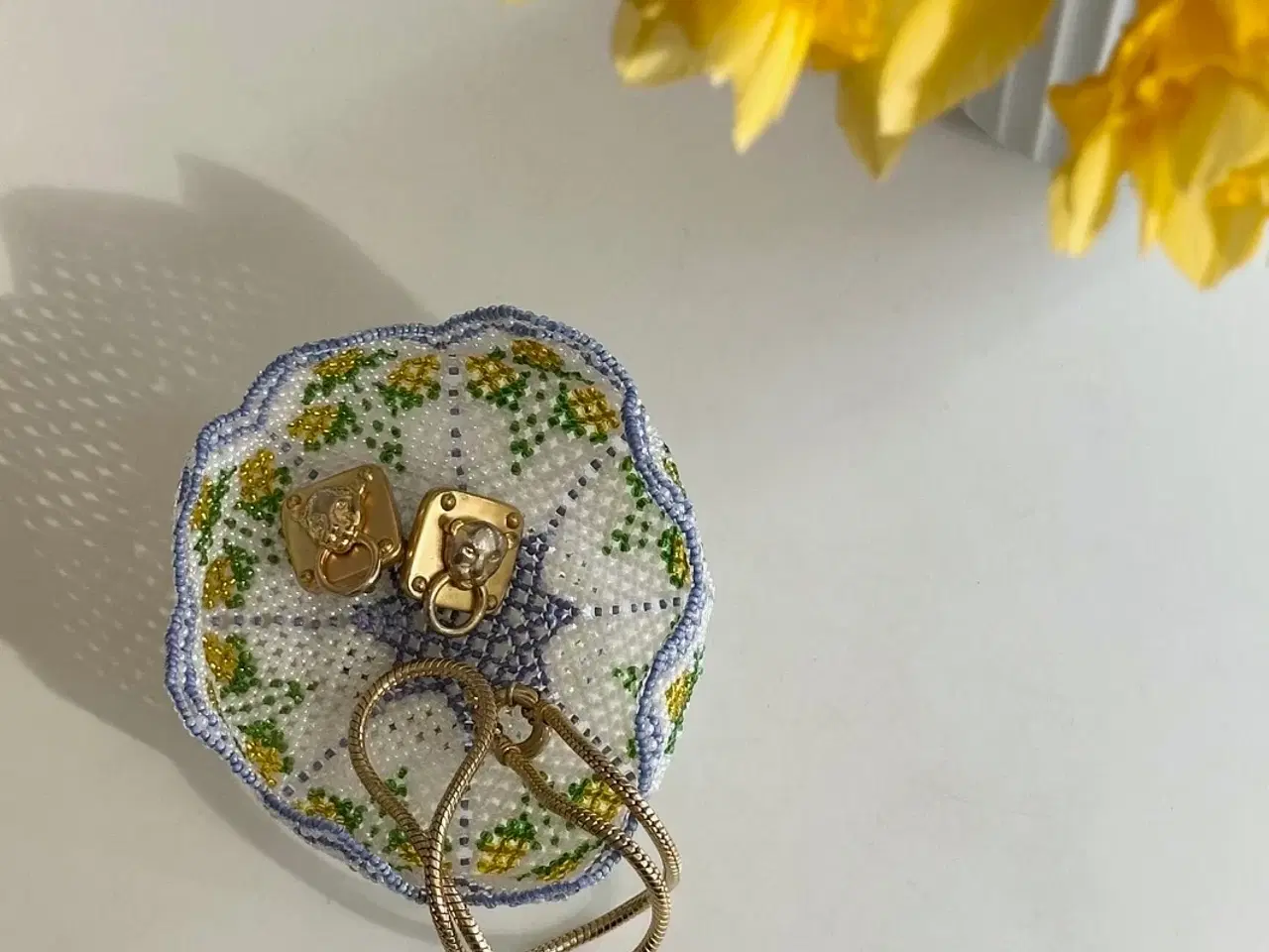 Billede 1 - Perlesyet skål, lilla