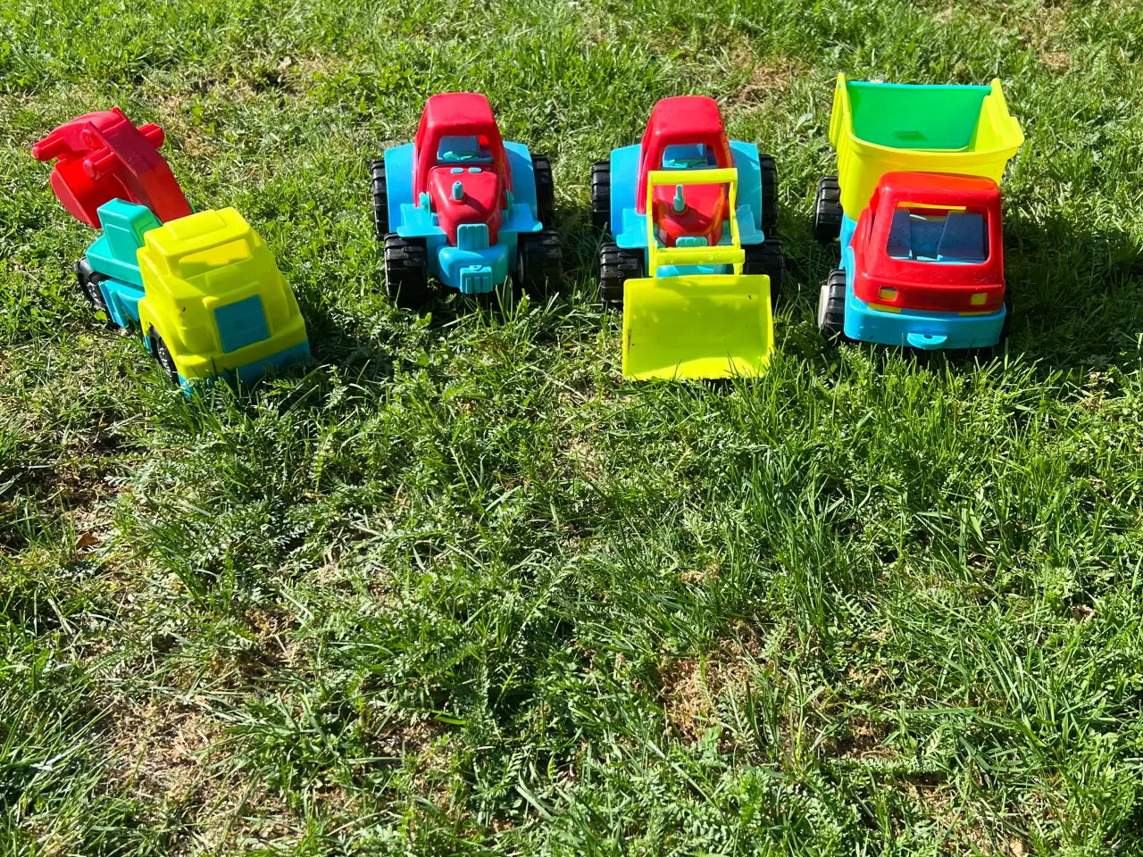 Billede 2 - Små og store legetøjsbiler, til udendørs brug