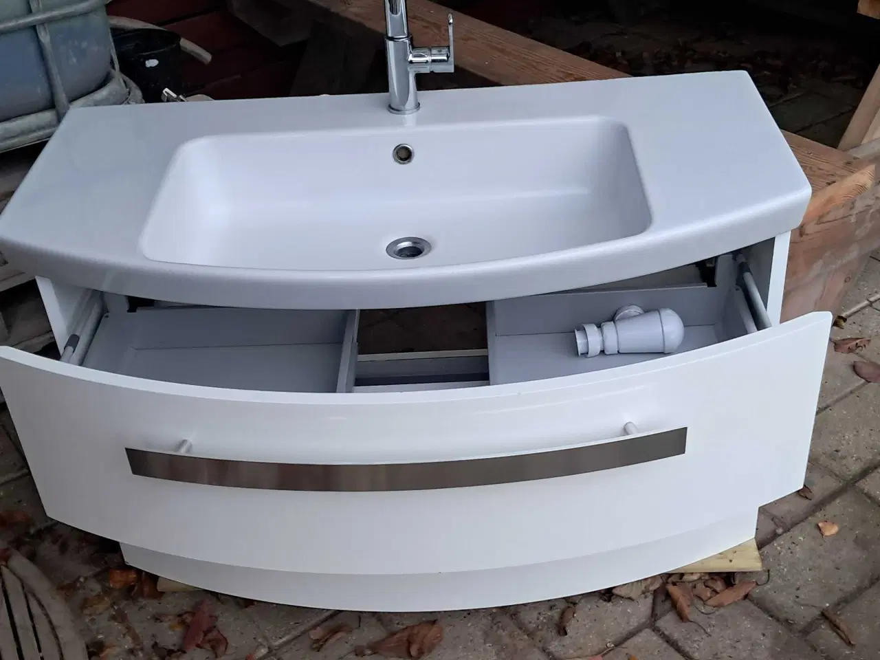 Billede 3 - Badeværelset bord med vask