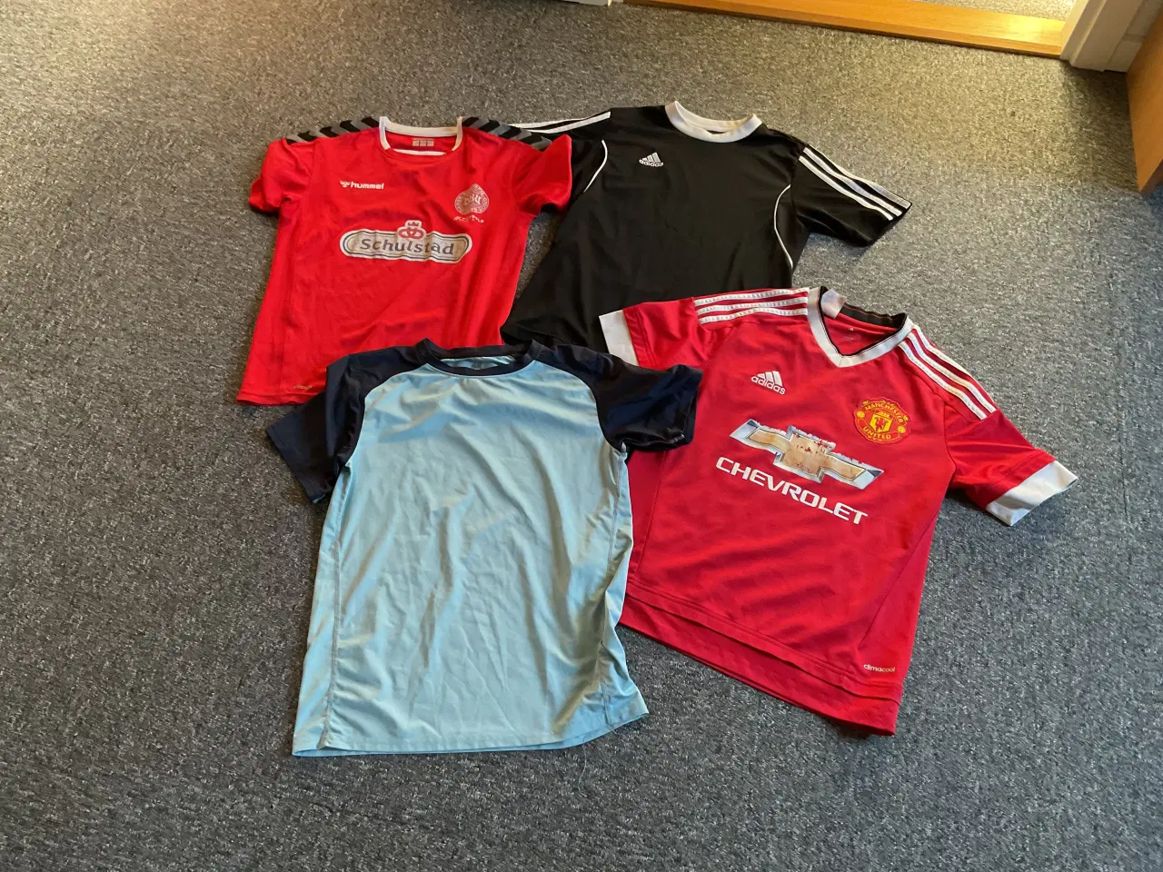Billede 2 - Sportshorts og sport T-shirt str 10-12 år
