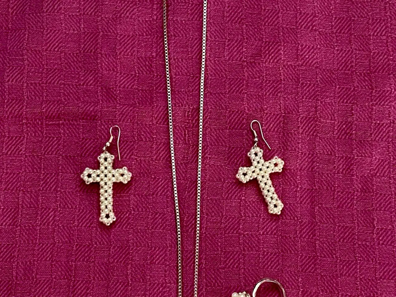 Billede 1 - Perle kors halskæde, øreringe og fingerring sæt