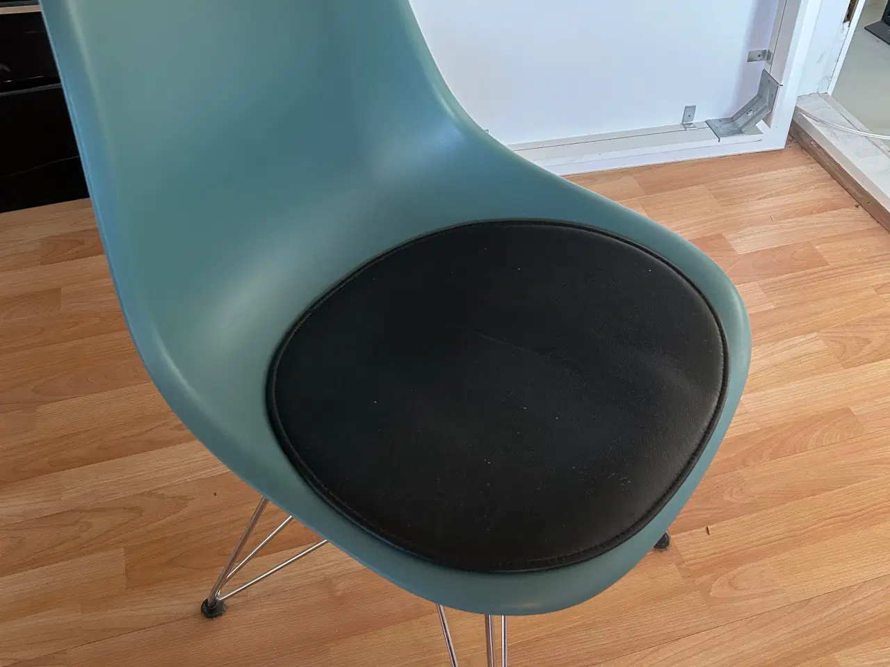 Billede 2 - Eames Spisebords stole i farver med hynder
