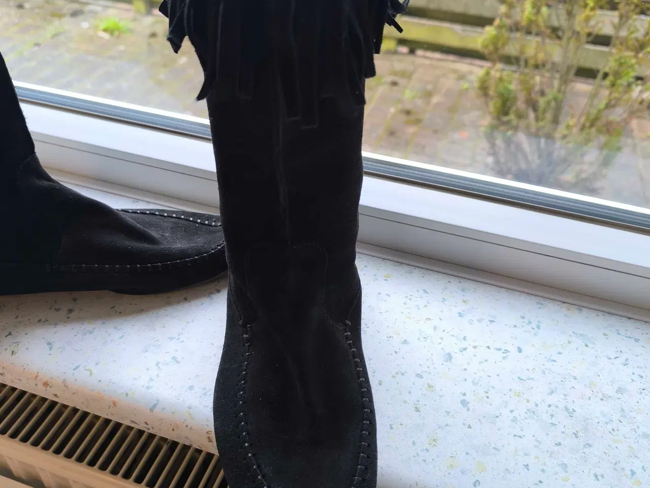 Billede 2 - Rundskin støvle i sort og beige farve 