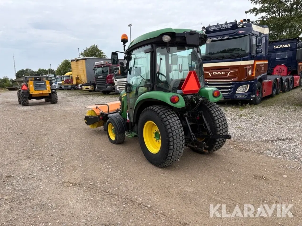 Billede 4 - Traktor John Deere 3720 med kost