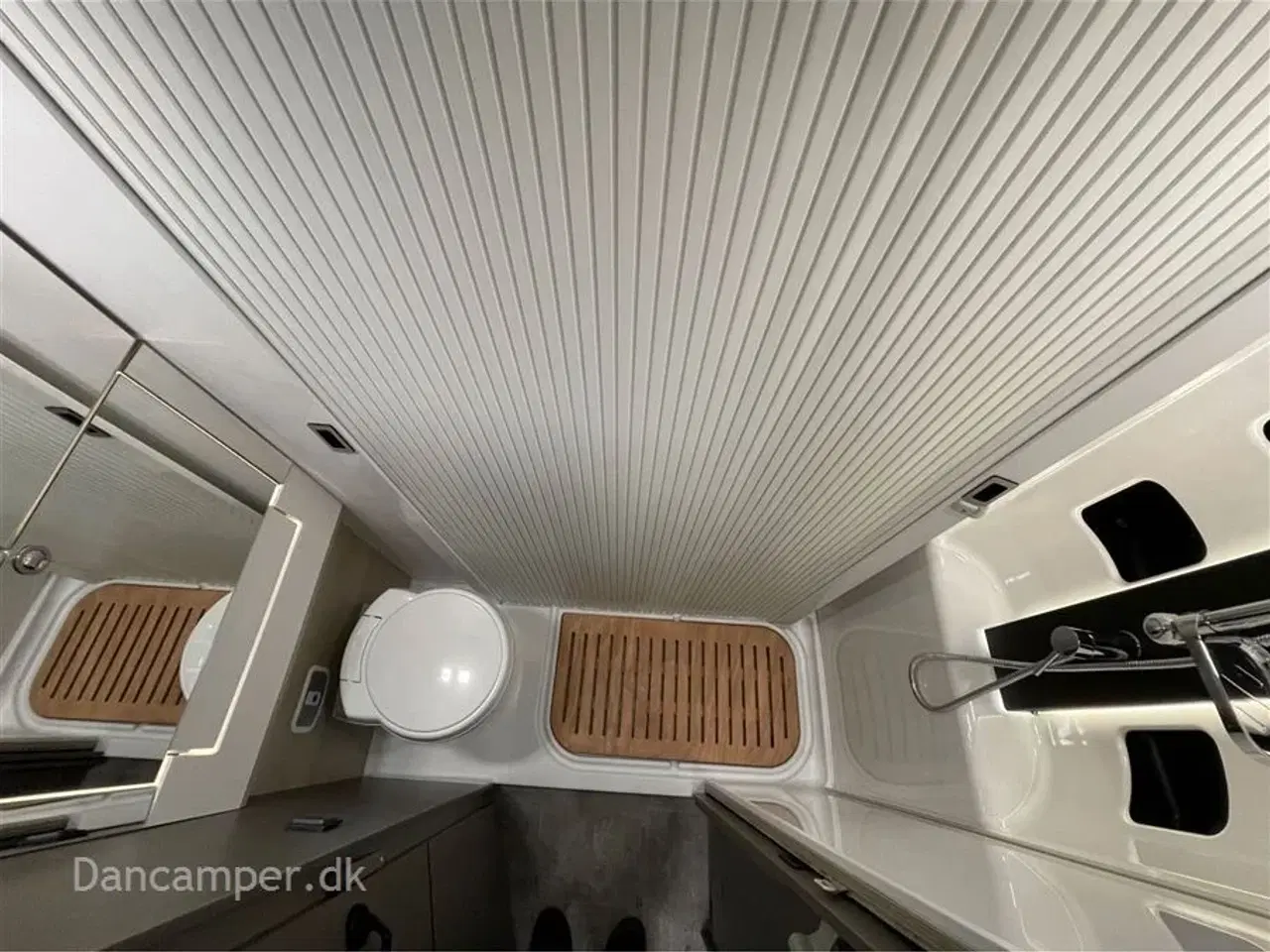 Billede 9 - 2024 - Chausson X550   Nedsat kr. 100.000,- Top moderne kvalitets-autocamper. Med stor Lounge og siddegruppe, sænkeseng,