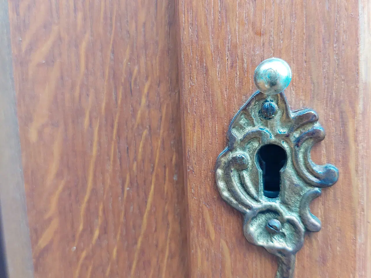 Billede 13 - hjørne/bar/vitrine skabet med dør