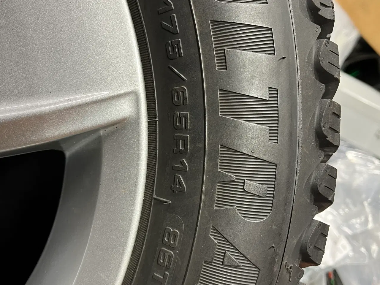 Billede 10 - Vw-Up fabriks nye alufælge med grove vinterdæk