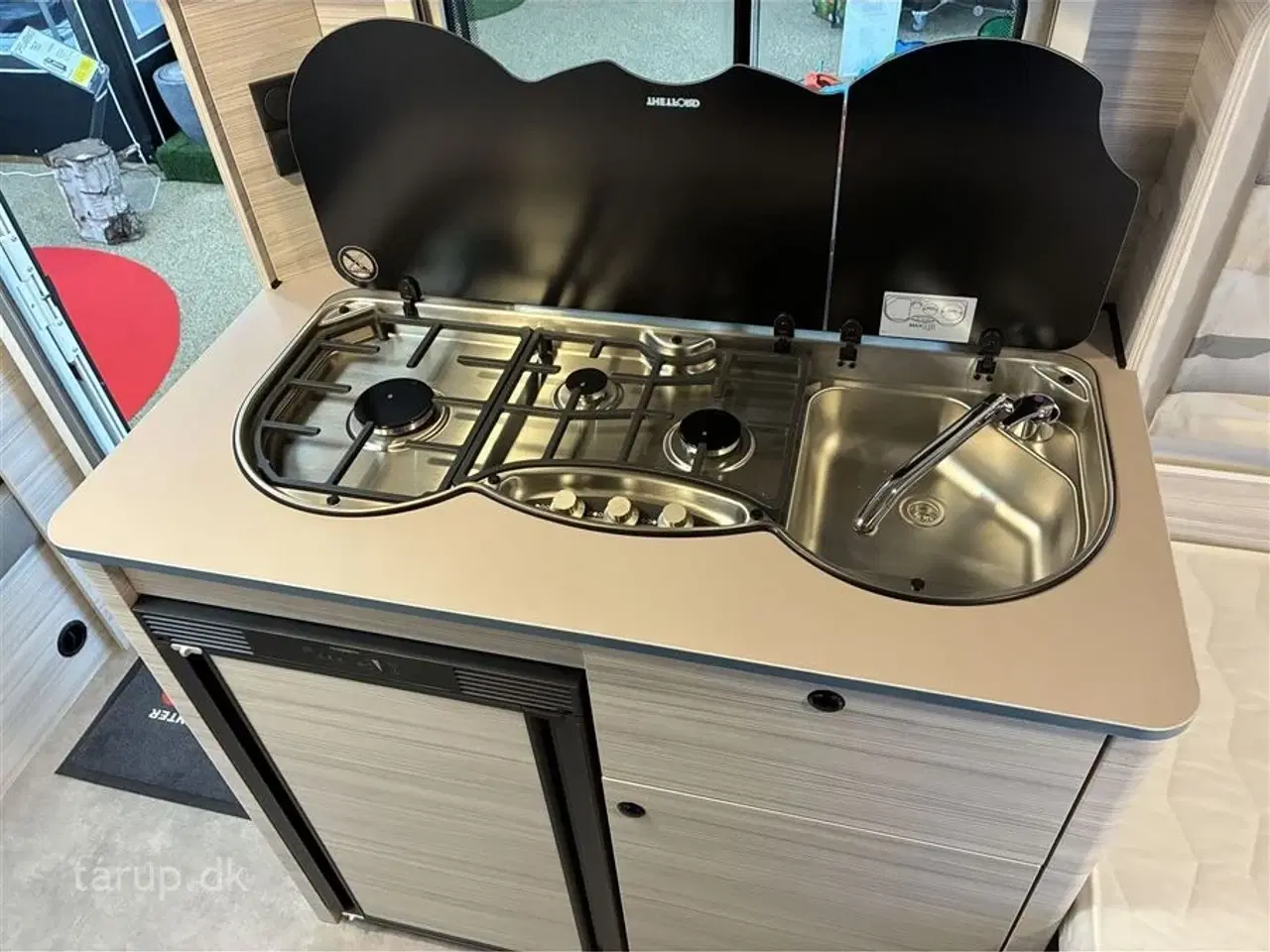 Billede 11 - 2026 - Dethleffs C'joy 460 LE   Enkeltsenge med udtræk til dobbeltseng, endesiddegruppe, varmt vand, blæservarme, spildevandstank,  kompressorkøleskab