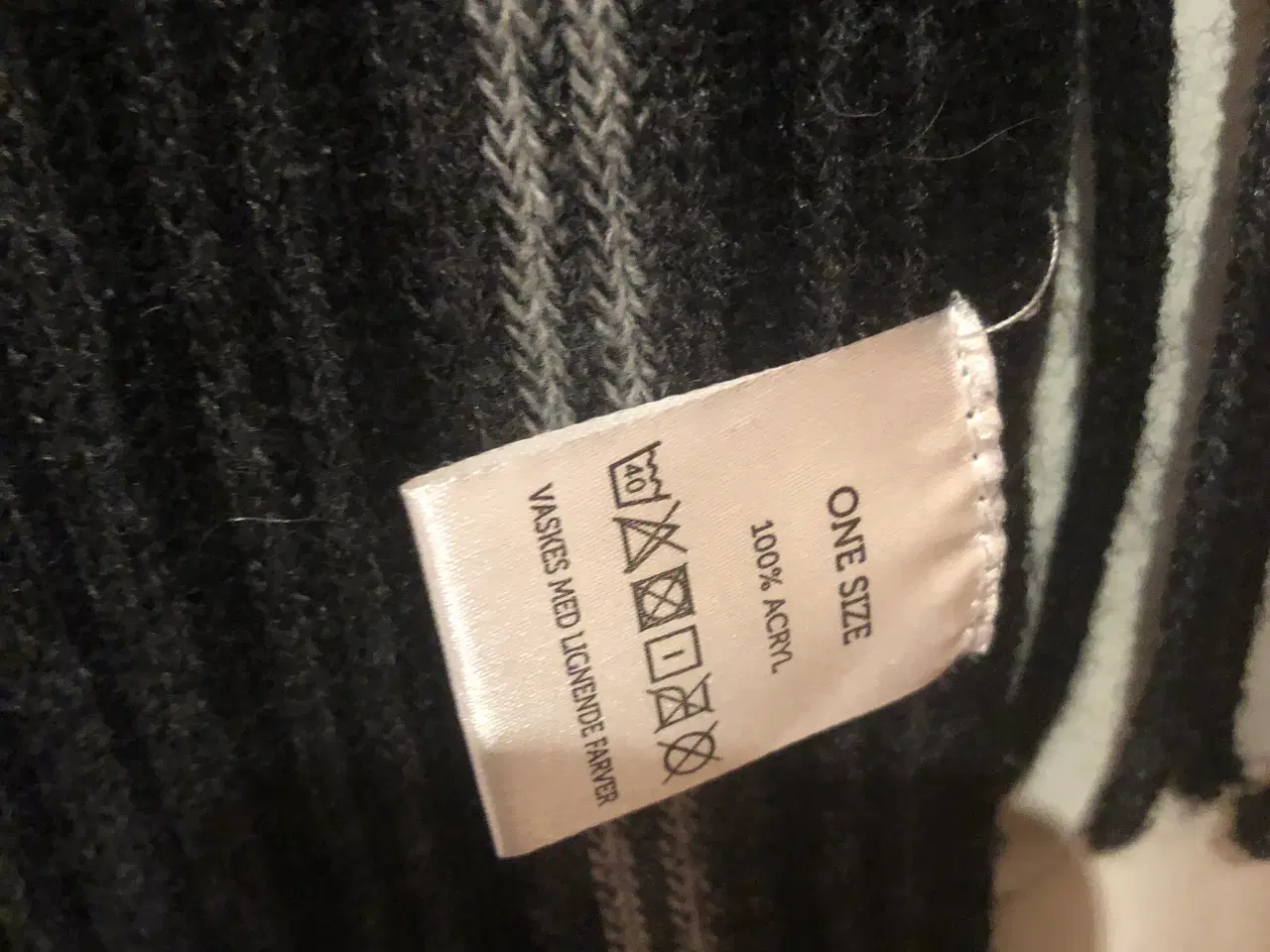 Billede 2 - Halstørklæde - stribet i grå og sorte farver