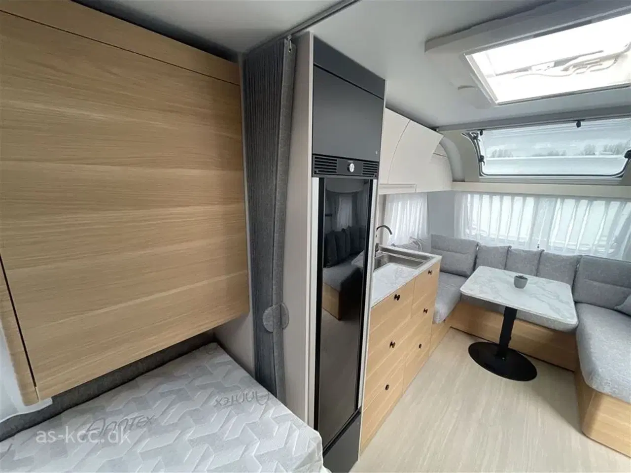 Billede 20 - 2026 - Adria Adora 572 UT Adria Adora 572 UT Årg, 2026 4 sovepladser, 5 siddepladser, enkeltsenge og toilet og bad i bagenden