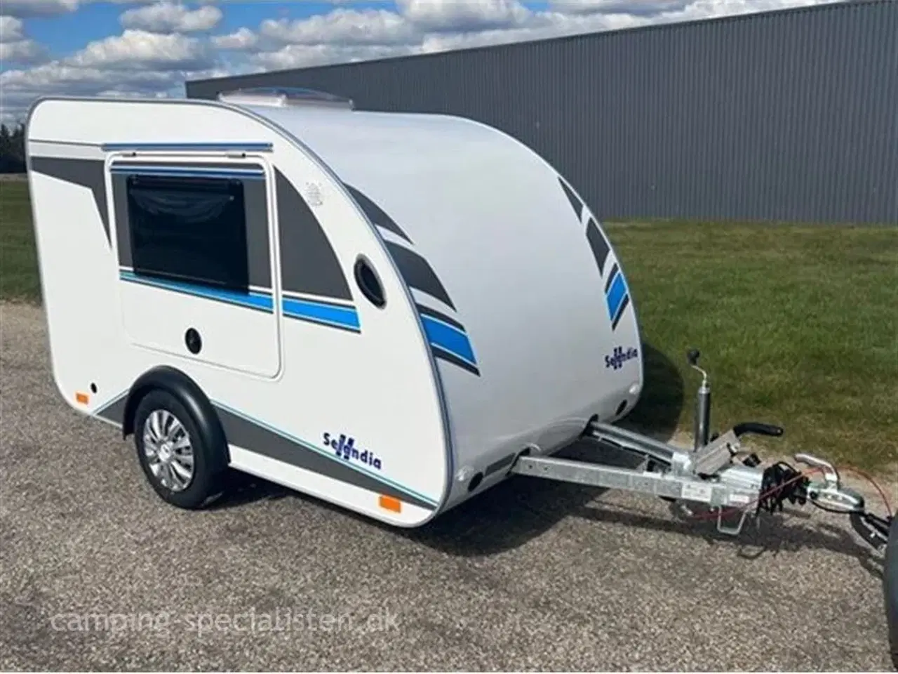 Billede 2 - 2025 - Tomplan Mini Tommy De-Luxe   Tomplan Mini Tommy De-Luxe med bremser, køkken, køleskab, vandtank, gasblus og mm.  Hos Camping-Specialisten.dk Aarhus