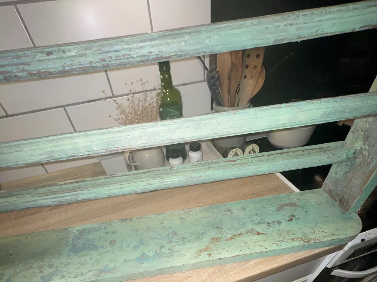 Billede 2 - Gammel afskallet tallerkenrække,