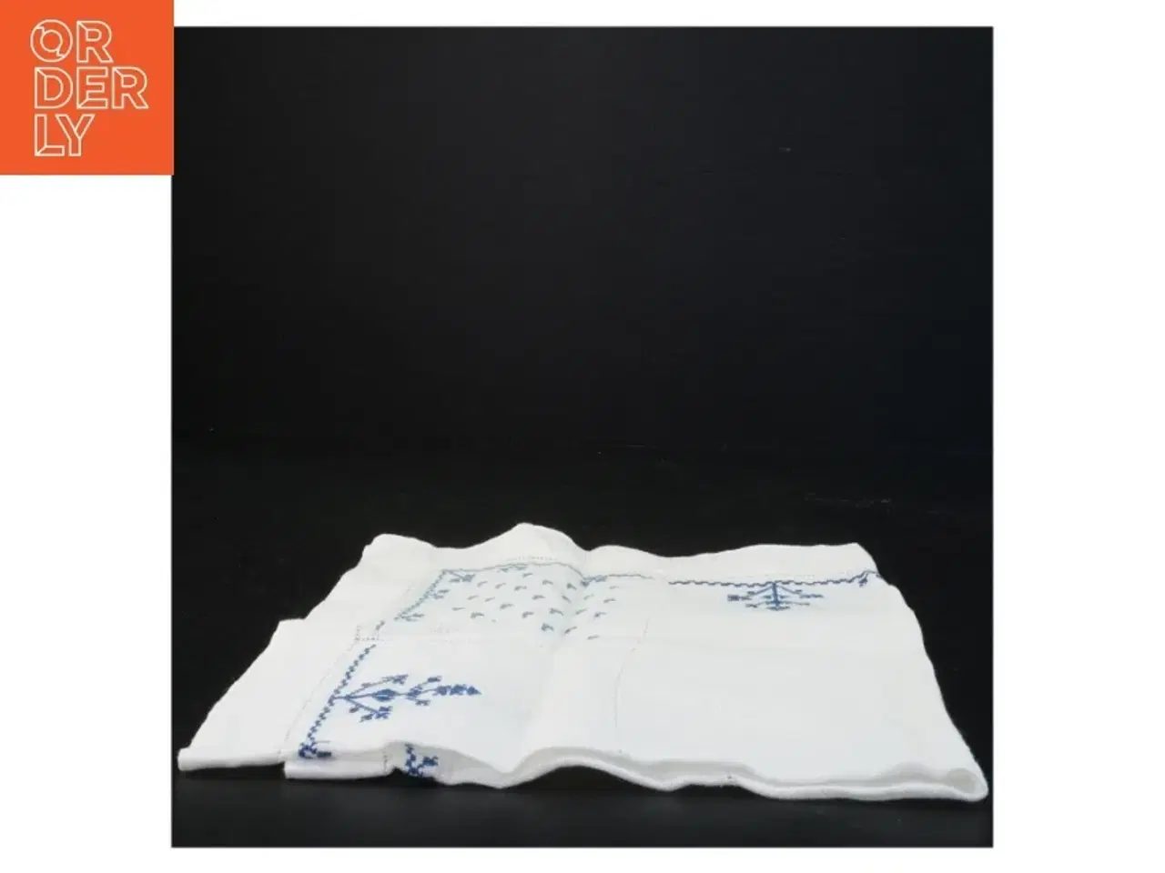 Billede 2 - Broderet borddug (str. 52 x 51 cm)