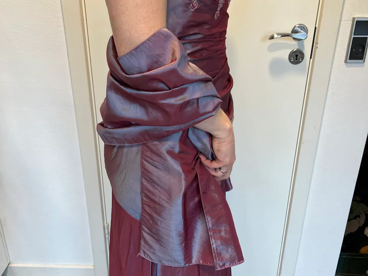 Billede 2 - Gallakjole med smukke detaljer, inkl sjal