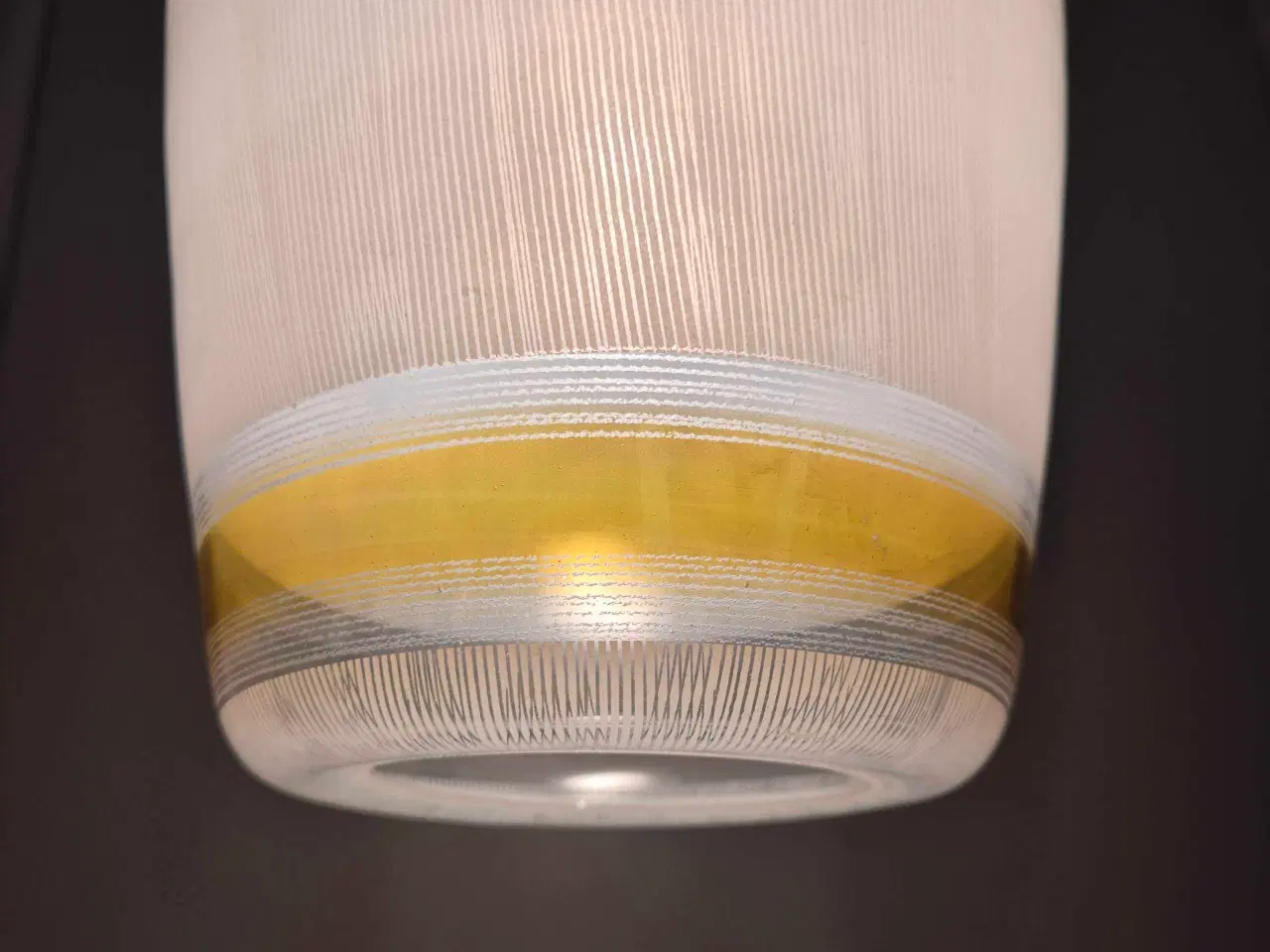 Billede 8 - Smuk glaslampe med gylden ring