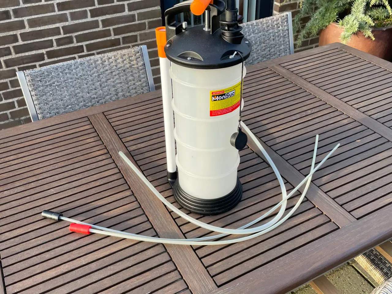 Billede 1 - Oliesuger, uundværlig når der skal skiftes olie på